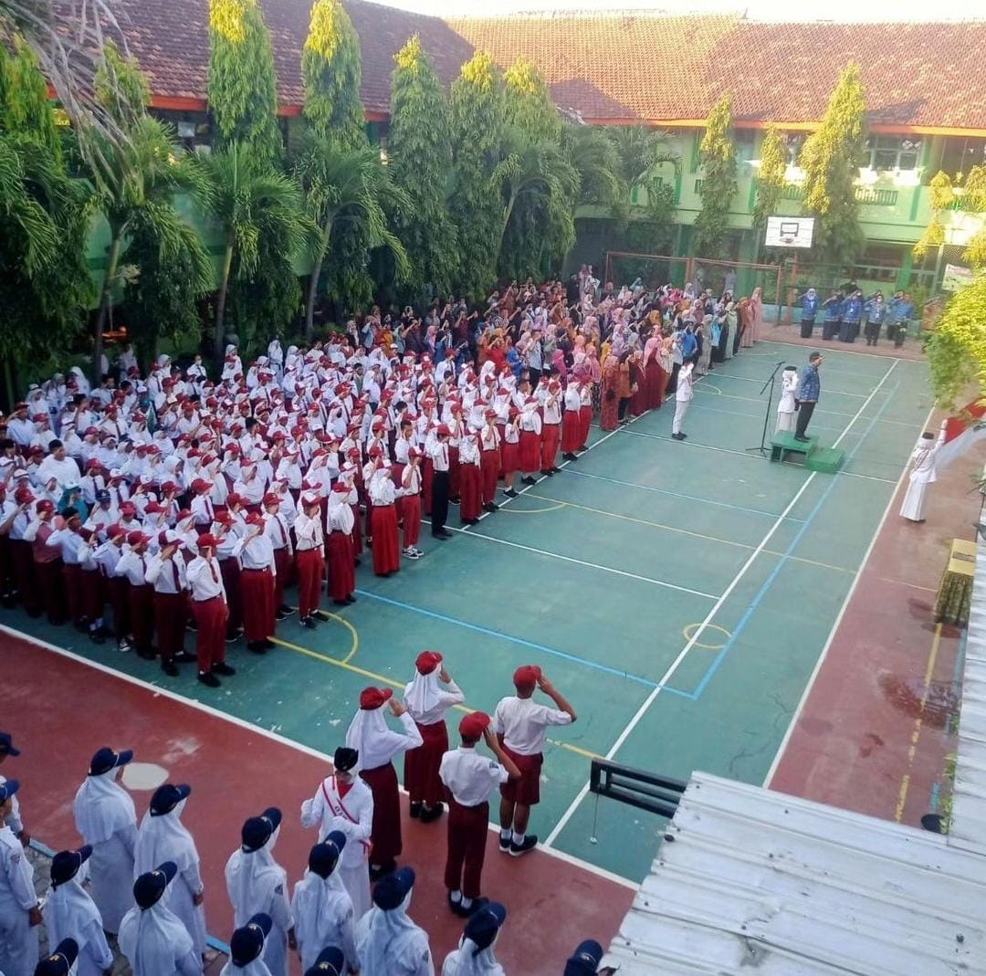 Kegiatan upacara sekolah di hari senin. Dengan fasilitas kelas yang baik, kegiatan pembelajaran pun diharapkan ikut baik.