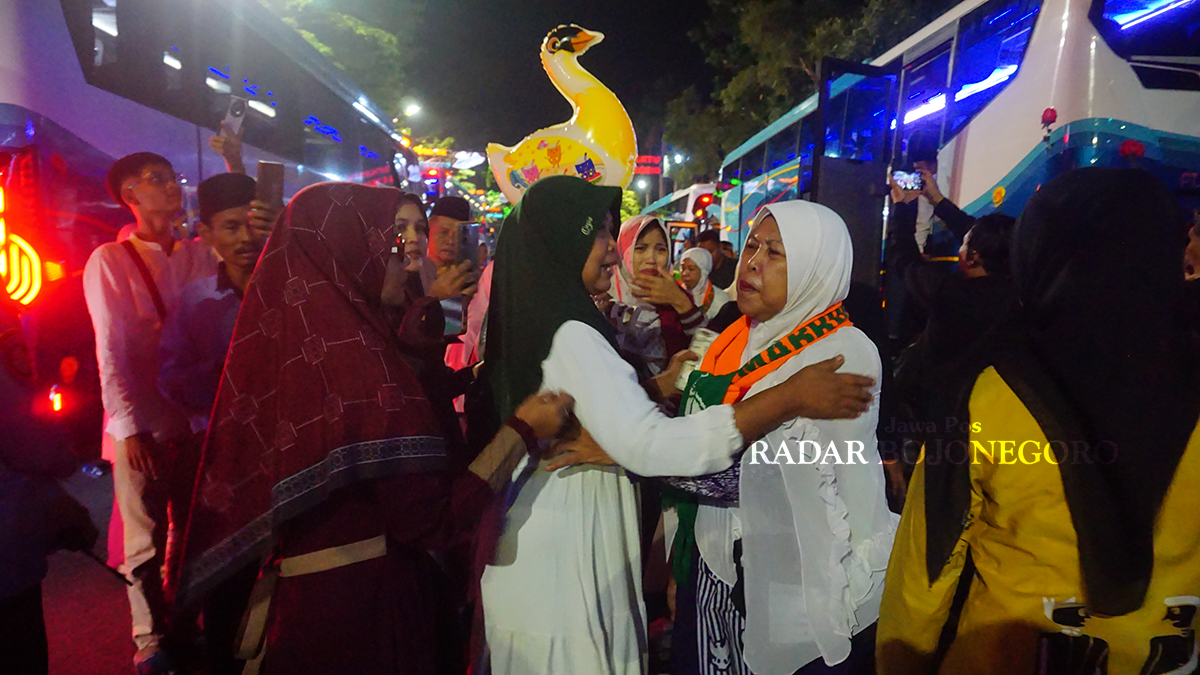 BERPAMITAN: CJH Bojonegoro berpamitan dengan keluarga saat pemberangkatan dari Pendapa Malowopati kemarin (11/5). Sebanyak 1.465 CJH Bojonegoro berangkat ke Tanah Suci (YUAN EDO/RADAR BOJONEGORO)