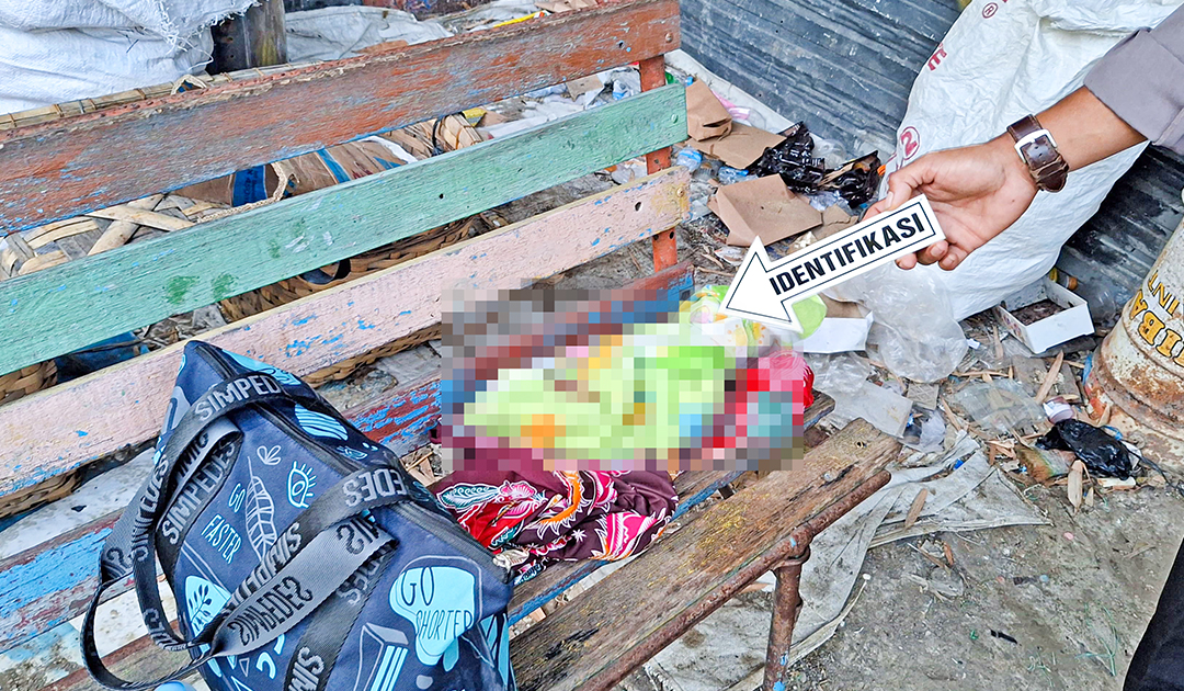 IDENTIFIKASI: Polisi melakukan identifikasi di lokasi ditemukannya bayi laki-laki di teras rumah warga Cepu.
