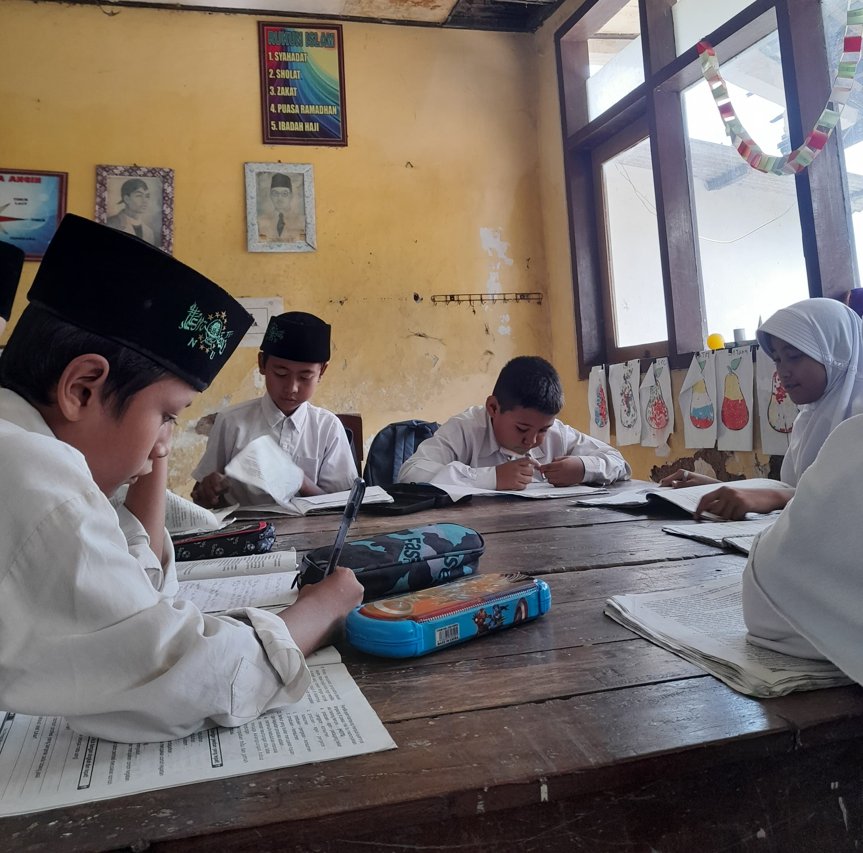 Suasana belajar sekolah tingkat dasar di Kecamatan Sekar, Kabupaten Bojonegoro.