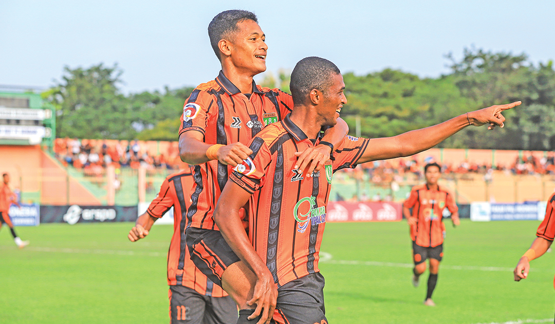 RAIH POIN PENUH: Farid Ambon Fauzi berselebrasi usai menjebol gawang UHO MZF FC Kendari di Stadion Letjen Sudirman (SLS) Bojonegoro kemarin (12/5).