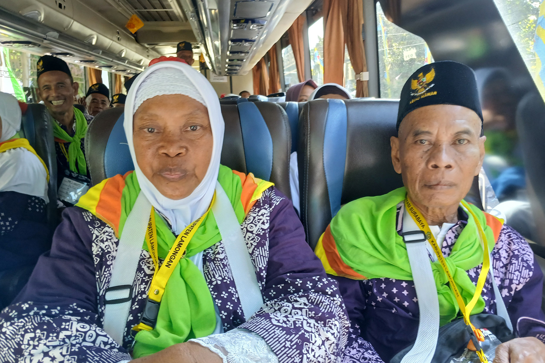 KHIDMAD: Jemaah haji Lamongan secara bergiliran melaksanakan perjalanan ke Tanah Suci, yang seluruhnya dijadwalkan tiba di Madinah hari ini (13/5).
