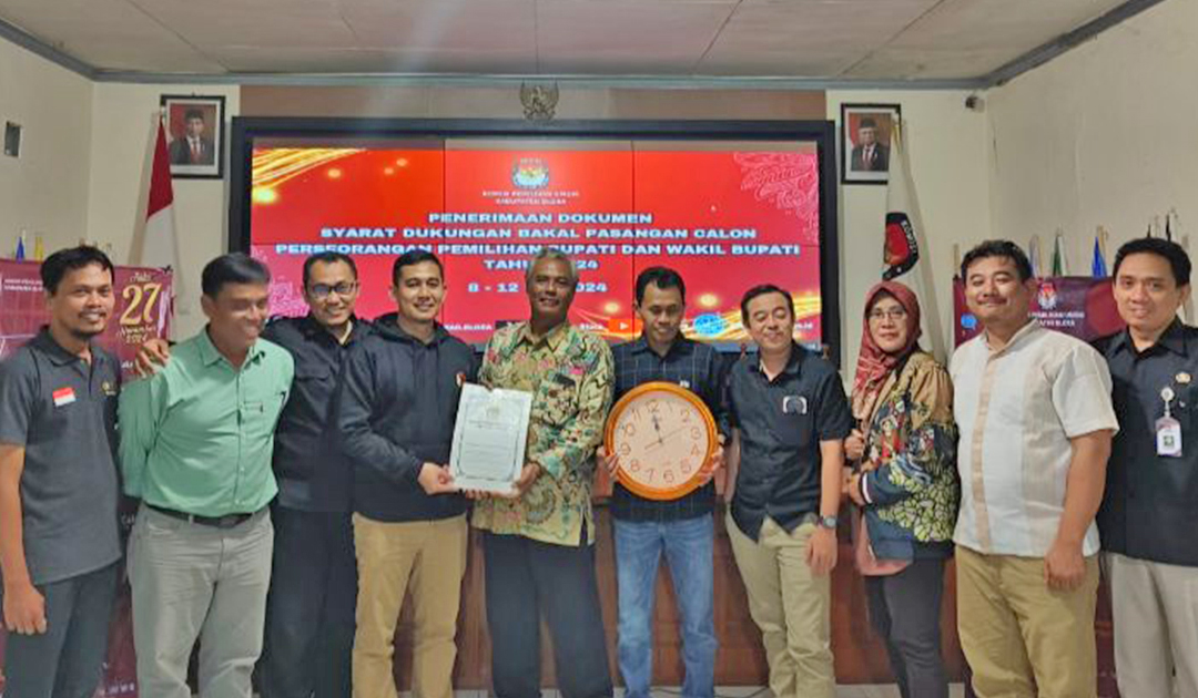 PENUTUPAN: KPU Blora menyerahkan berita acara penutupan pengumuman syarat dukungan bacabup-bacawabup independen kepada Bawaslu Blora, Minggu malam lalu (12/5).