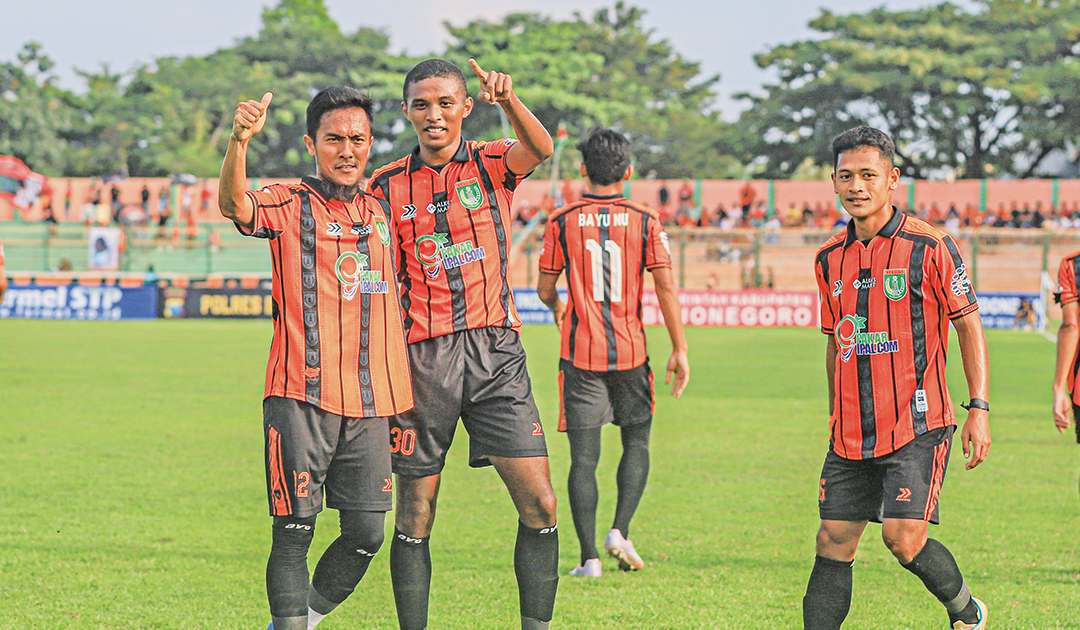 SAPU BERSIH: Skuad Persibo saat melawan UHO MZF FC Kendari di Stadion Letjen Sudirman (SLS) Bojonegoro Minggu (12/5). The Giant Killer hari ini (14/5) melanjutkan pertandingan babak 32 besar Liga 3.