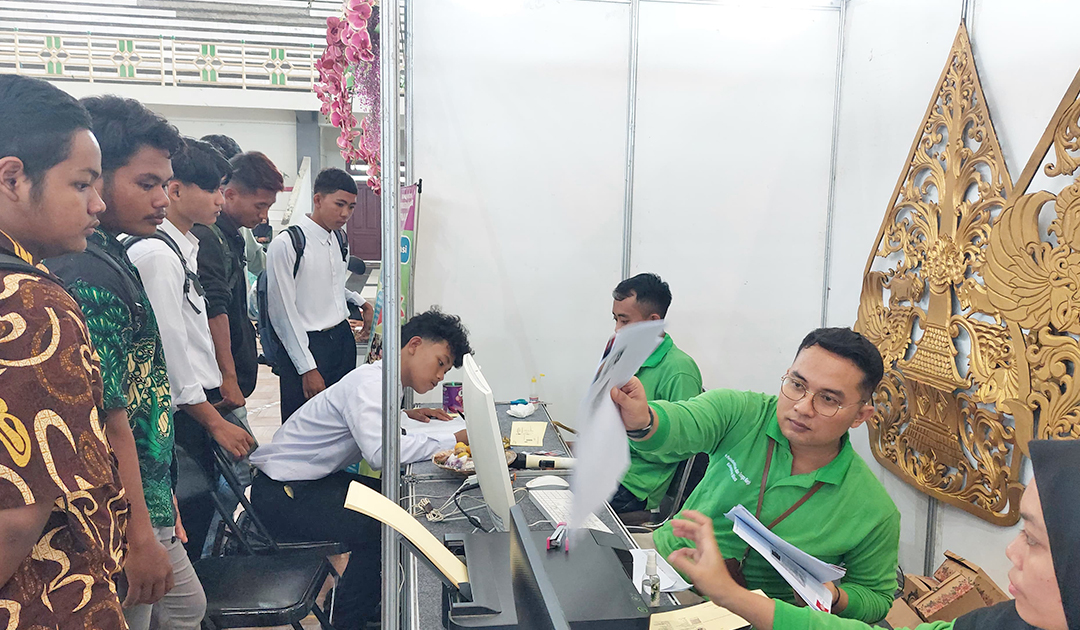 ANTREAN PENCARI KERJA: Para pencari kerja tampak antre untuk menyerahkan lamaran dan mendapatkan kartu pencari kerja saat Job Fair di GOR Mustika kemarin (14/5).