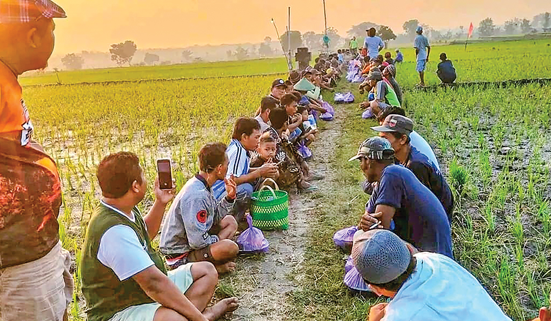 JAGA TRADISI: Petani di Desa Desa Sumberarum, Kecamatan Ngraho menggelar gumbrekan di lahan pertanian.