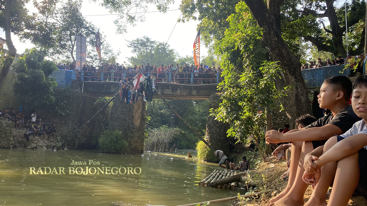 ANTUSIAS: Ratusan warga Desa Purwosari antusias menonton tradisi jambean yang digelar di area sendang. (LUKMAN HAKIM/RADAR BOJONEGORO)