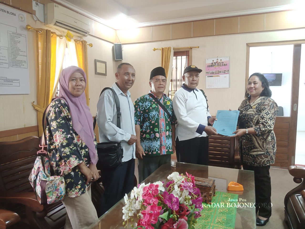 AUDIENSI: Perwakilan APTRI Blora menyerahkan permohonan audiensi ke pihak DPRD Blora, Kamis (16/5). (ISTIMEWA/RADAR BLORA)
