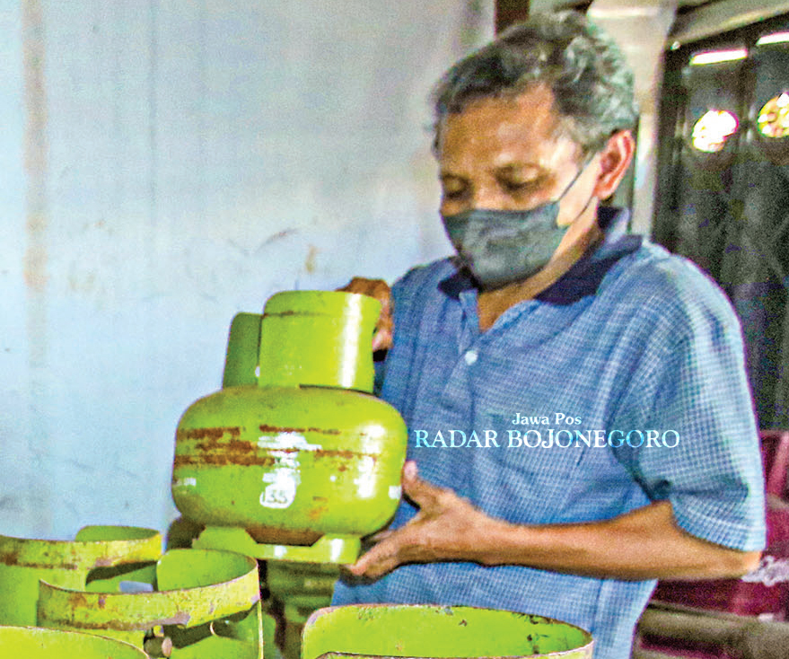 STOK AMAN: Tumpukan LPG 3 kg di salah satu pangkalan yang ada di Kecamatan Lamongan. (ANJAR DWI PRADIPTA/RADAR LAMONGAN)