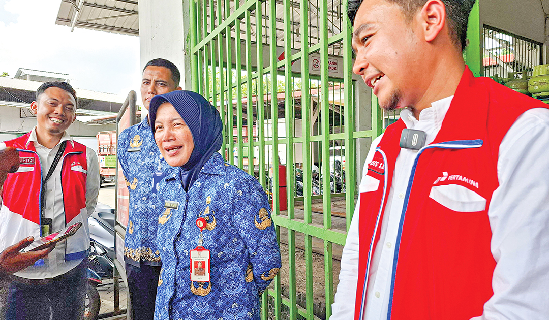 SIDAK LAPANGAN: Sekda Nurul Azizah besama Pertamina Patra Niaga Jatimbalinus sidak di agen elpiji PT Purnama Kero Utama Jalan Ahmad Yani, Desa Kalianyar, Kecamatan Kapas.