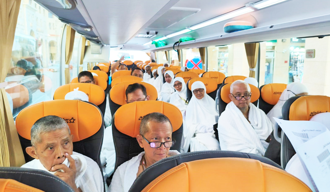 BERPAKAIAN IHRAM: Jemaah haji Bojonegoro bergeser dari Madinah ke Makkah dengan mengenakan baju ihram kemarin (21/5).