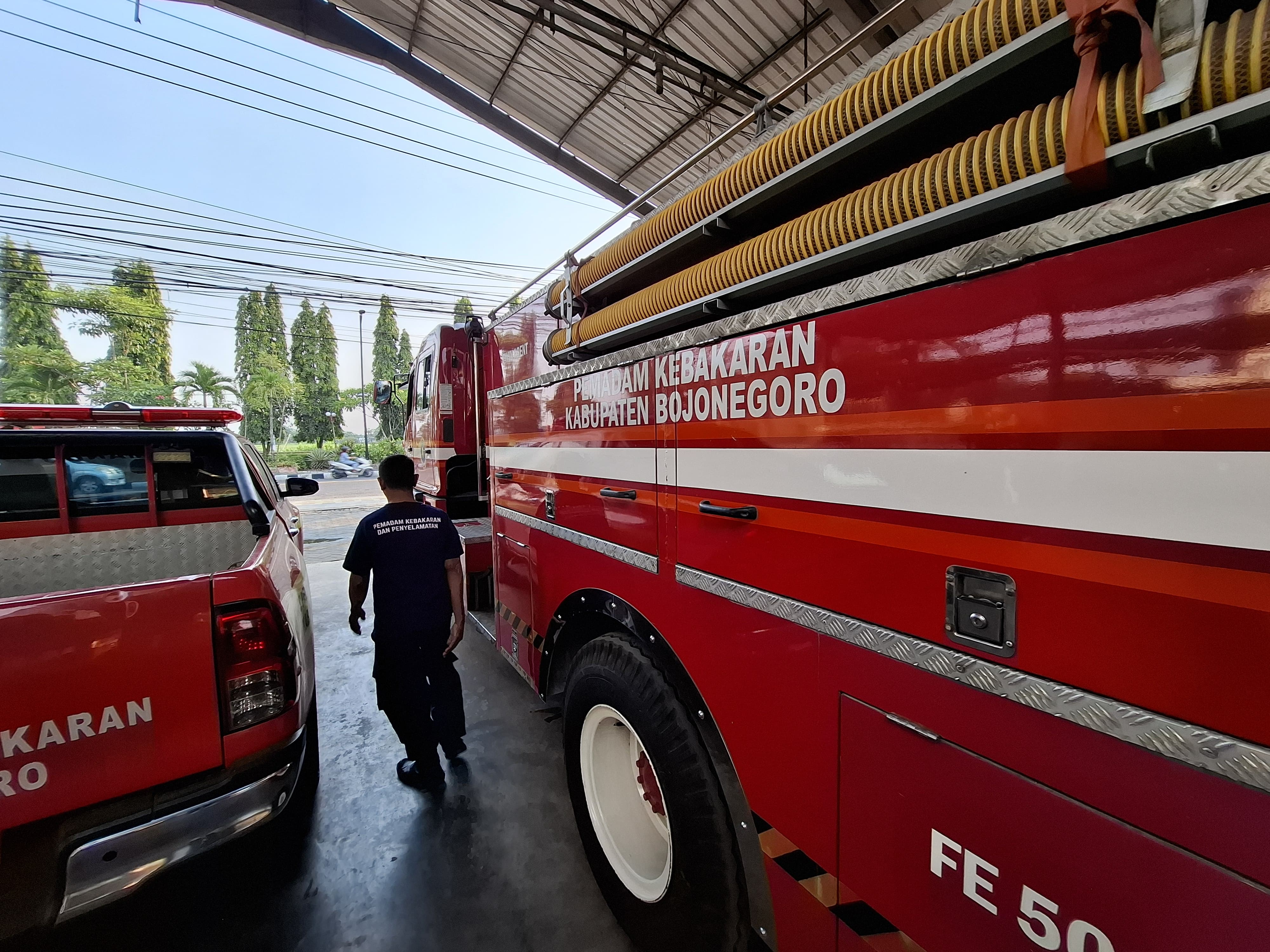 Personil dan truk damkar Bojonegoro.