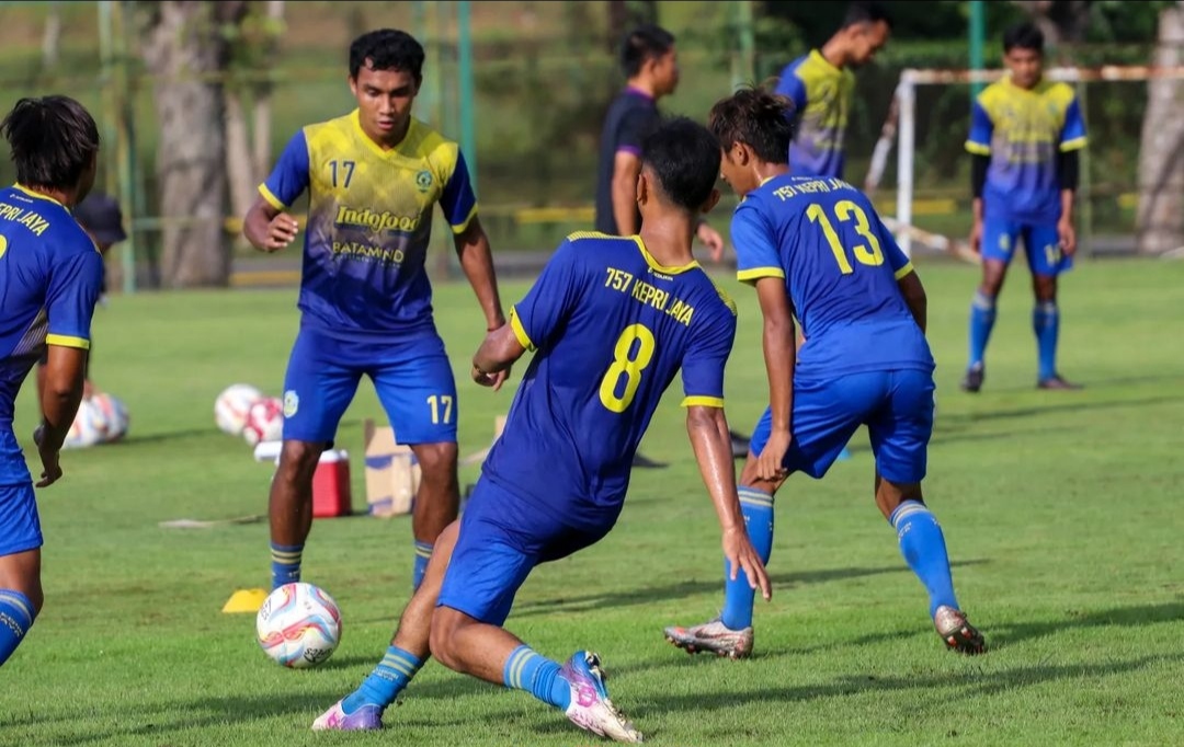 Sesi latihan 757 Kepri Kaya FC.