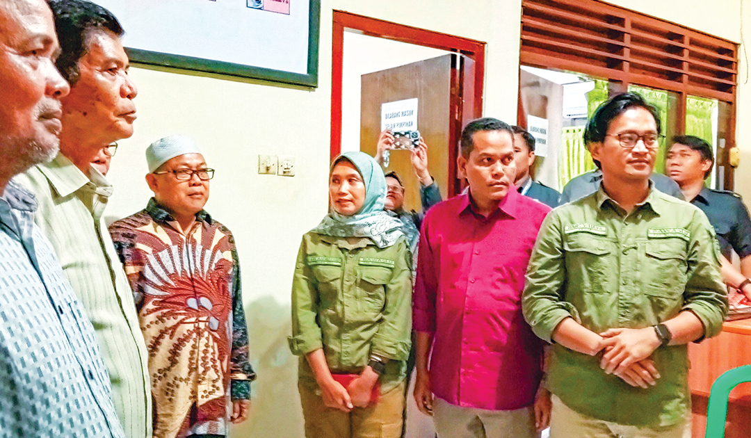 AJUKAN GUGATAN: Tim kuasa hukum Bapaslon Independen Nurul Azizah-Nafik Sahal mengajukan gugatan ke kantor Bawaslukab Senin (20/5) malam.