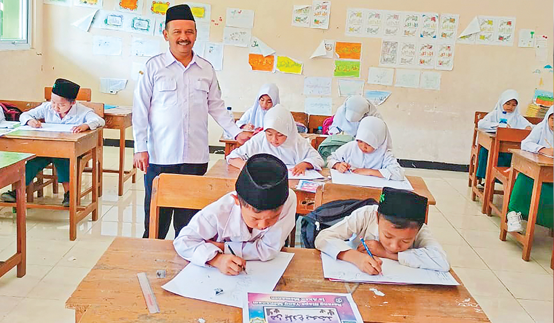 BERKREASI: Peserta Festival Kaligrafi Piala Kepala Kantor Kemenag Bojonegoro mengerjakan materi berakhir Rabu (22/5).