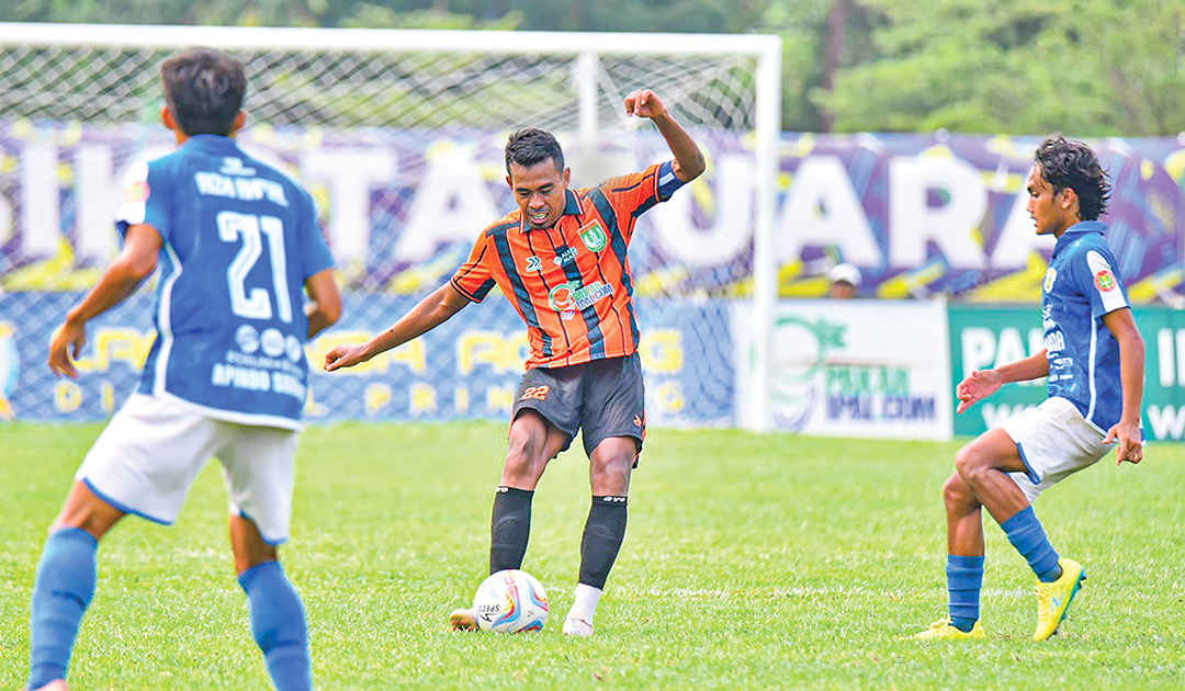 KALAH: Persibo dipaksa mengakui kekalahan dengan Persikas Subang di Stadion Benteng Reborn, Tangerang Selasa (21/5). Pelatih beralasan terkendala kontur tanah dan rumput lapangan.