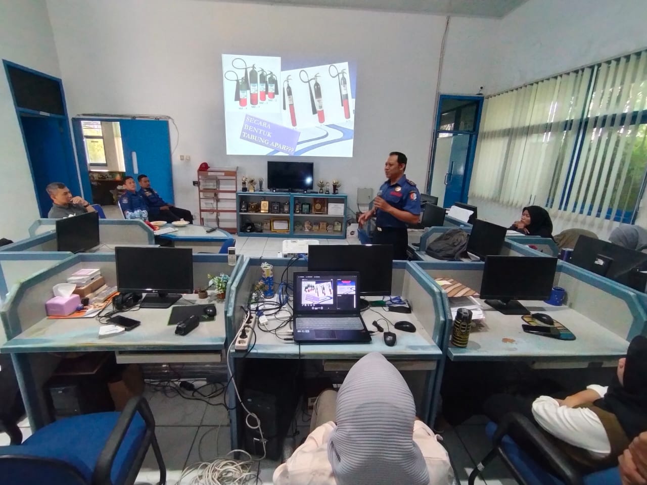 Tim Damkarmat Bojonegoro melakukan sosialisasi di kantor instansi.
