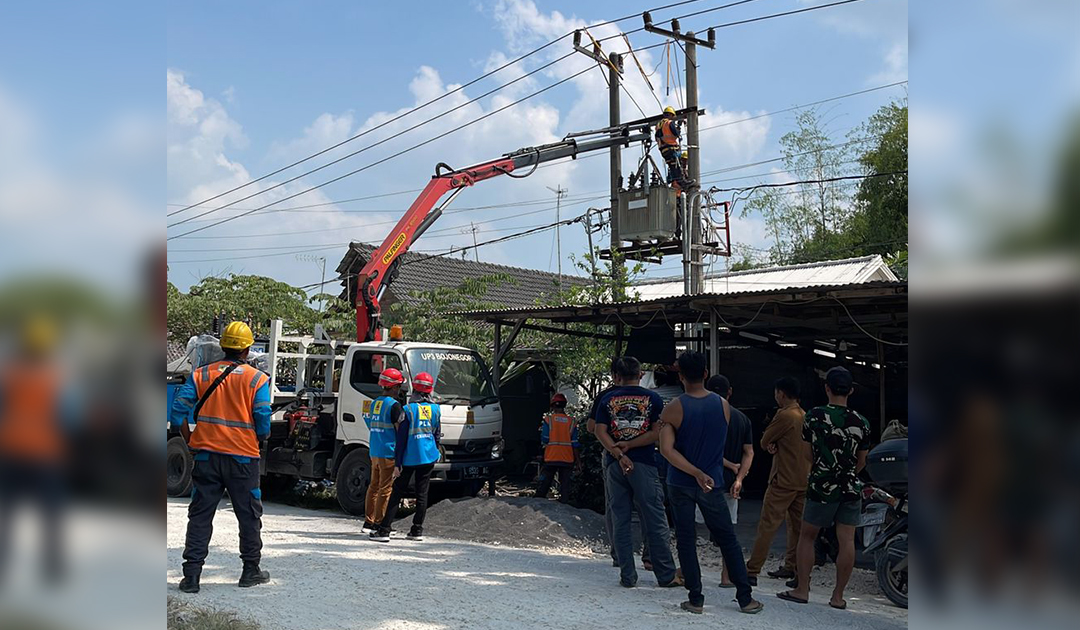 PEMASANGAN TRAFO: PLN bergerak cepat menangani gangguan listrik di di Desa Turigede, Kecamatan Kepohbaru.