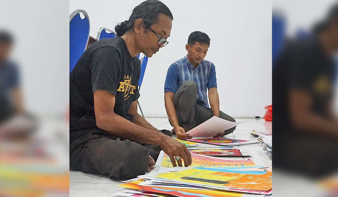 KETAT: Tim juri Festival Kaligrafi Piala Kantor Kemenag Bojonegoro sedang melakukan penjurian Kamis (23/5).