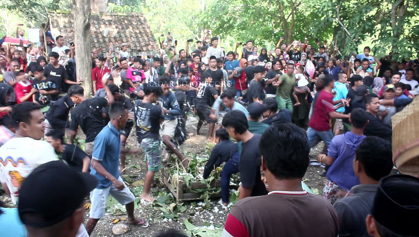 SERU: Ratusan warga Desa Gedangdowo, Kecamatan Jepon gelar sedekah bumi dengan tradisi sawuran berupa saling lempar jajanan kemarin siang (24/5). (IST/RADAR BOJONEGORO)