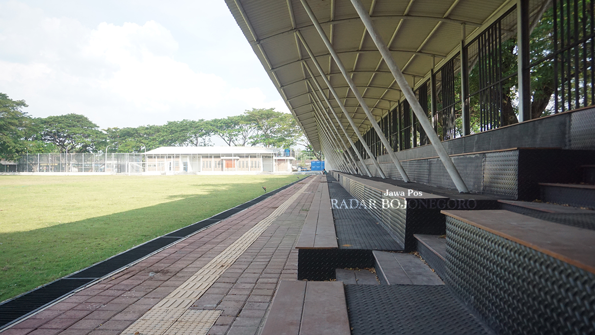 STANDAR NASIONAL: Lapngan Dolokgede, Kecamatan Tambakrejo ini berstandar nasional. Miliki fasilitas lengkap, mulai tribun penonton, locker room, juga kamar mandi. (YUAN EDO/RADAR BOJONEGORO)
