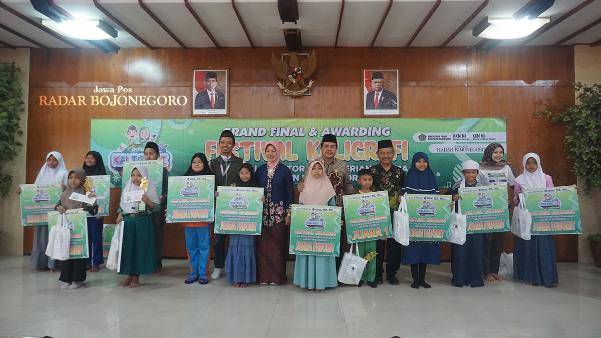 PARA JUARA: Para juara Festival Kaligrafi Piala Kemenag Bojonegoro 2024 foto bersama Nurul Azizah, Sekda Bojonegoro; Abdul Wahid, Kepala Kantor Kemenag Bojonegoro; Darwadi, Ketua KKM MI Bojonegoro; Ag
