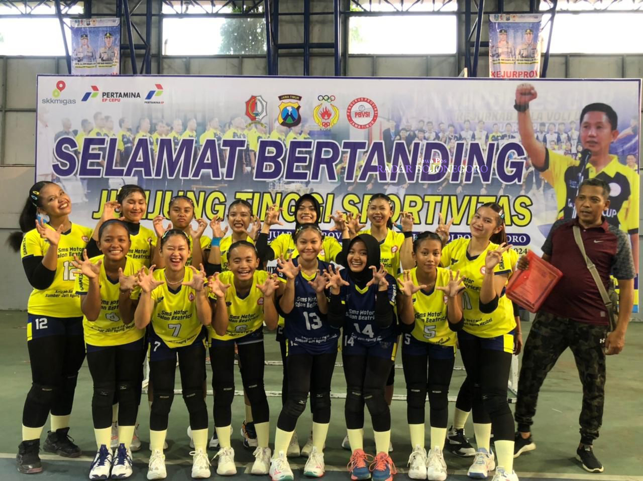LAGA PEMBUKA: Tim Ganesha Putri asal Ponorogo menang 2 set setelah mengalahkan Tim Jaya Ndaru asal Sidoarjo&nbsp;(26/5). (ISTIMEWA/RADAR BOJONEGORO)