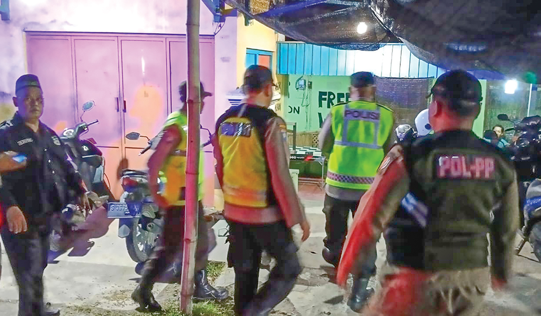 RAZIA: Razia warung atau kafe rutin dilakukan kepolisian guna mencegah peredaran miras.