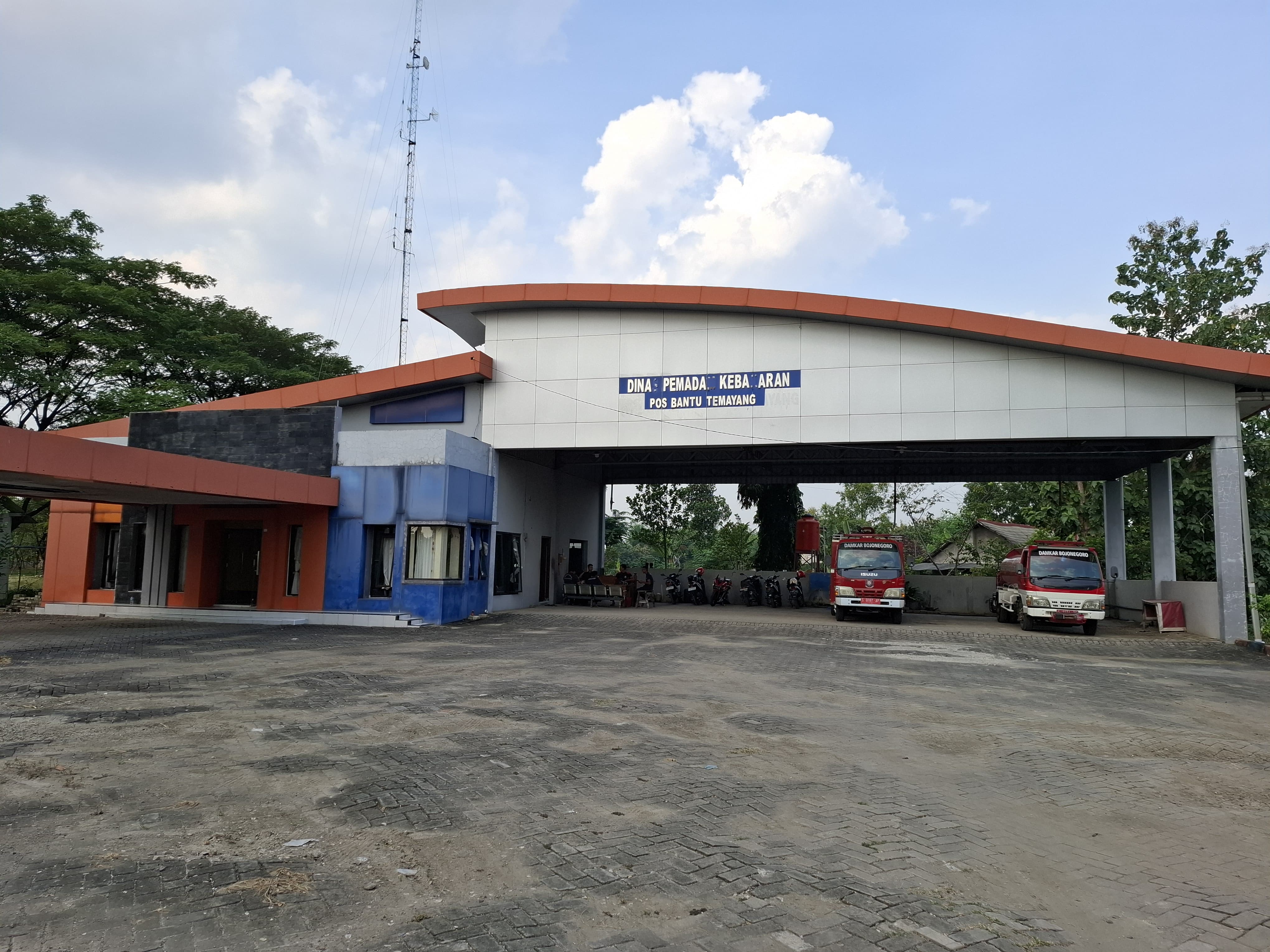 Pos Bantu Damkar Temayang bersiaga terjadinya kebakaran.