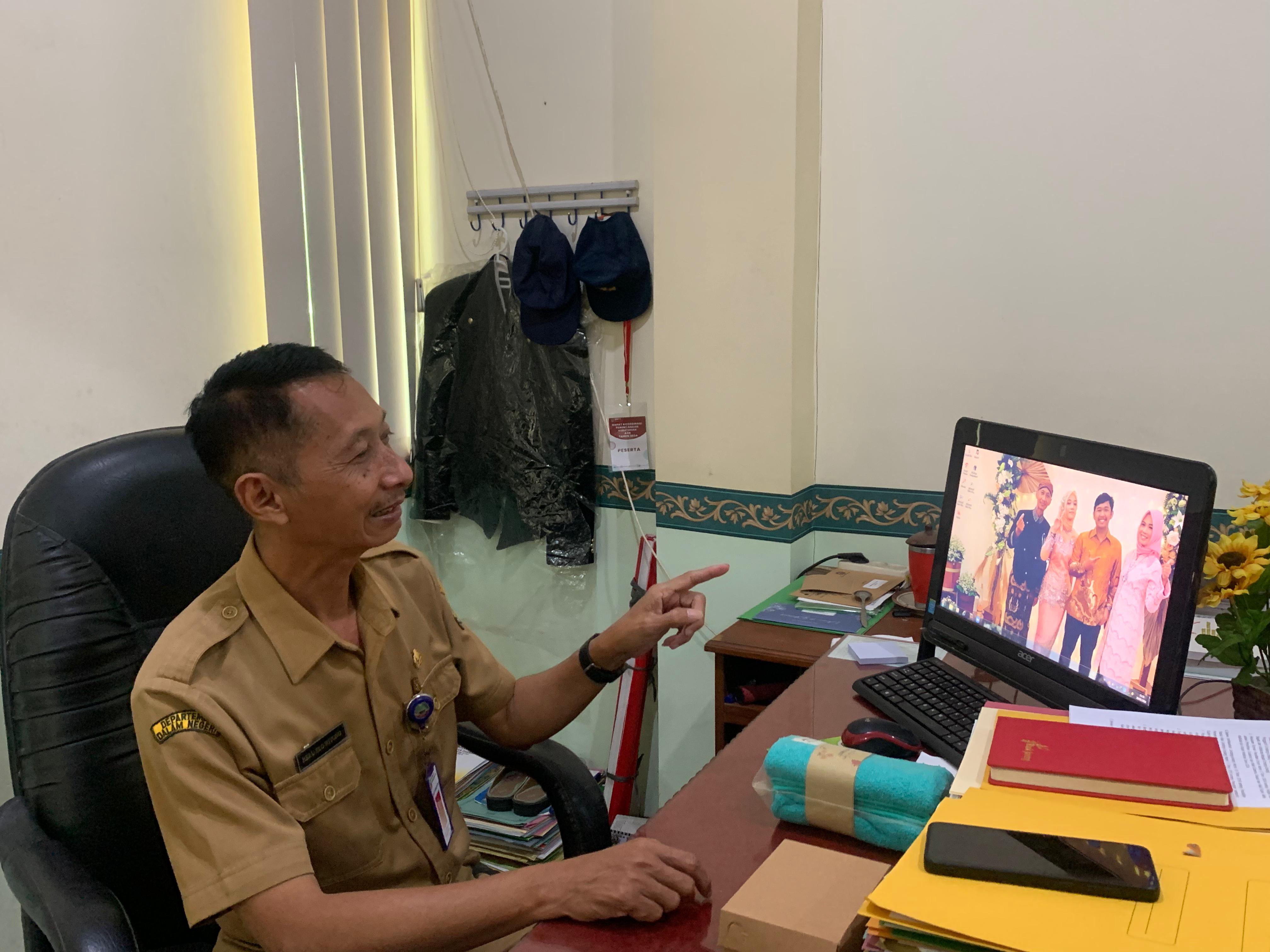 PASANG FOTO KELUARGA: Kepala BKD Blora Heru Eko Wiyono memperlihatkan wallpaper komputer di meja kerja miliknya adalah foto keluarganya.