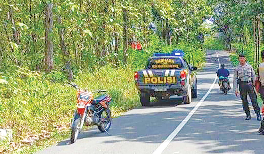 RAWAN LAKA: Sejak 18 Mei sudah terjadi lima kali laka tunggal di Jalan Ngasem-Dander, tepatnya di Desa Sendangharo. Penyebabnya tanah di samping jalan cukup curam.