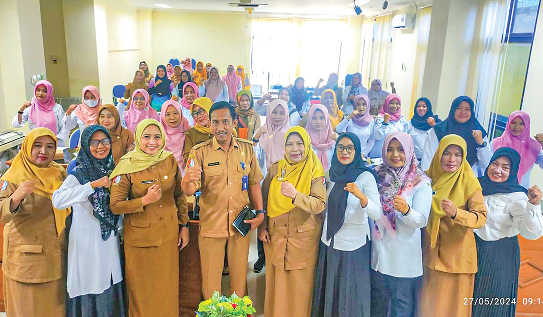 KOMPAK: Kabid PAUD dan PNF Rasmadi foto bersama IGTKI Bojonegoro usai rakor persiapan HAN 2024 di aula lantai dua kantor Disdik Bojonegoro kemarin (27/5).