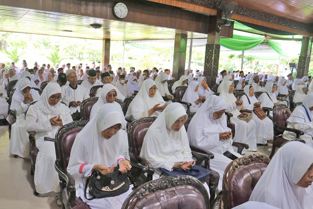 MANASIK: CJH Blora jalani manasik haji di Pendapa Rumah Bupati Blora pda akhir April lalu.