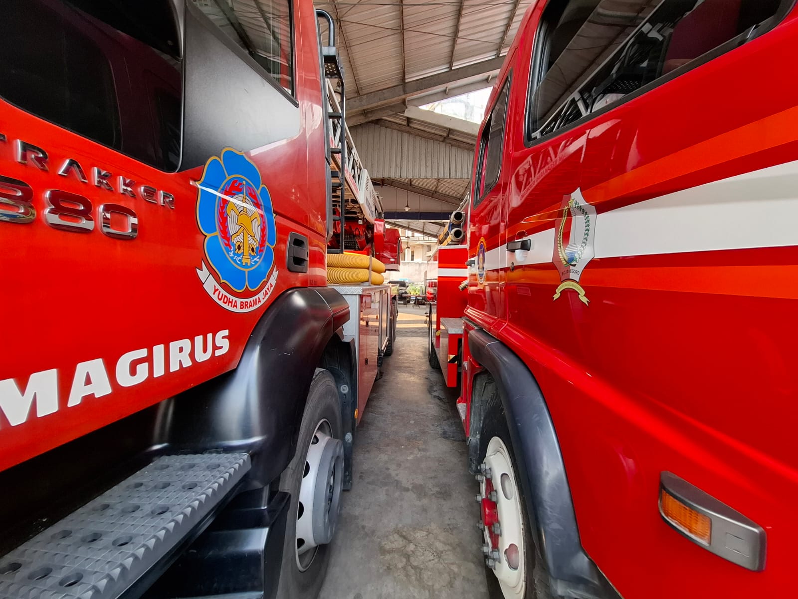 Armada damkarmat Bojonegoro siaga.