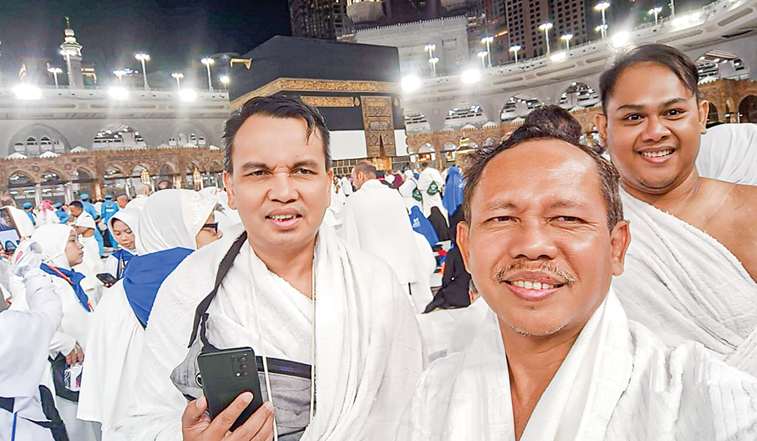 DI TANAH SUCI: Abdulloh Hafidz, Kasi PHU Kantor Kemenag Bojonegoro di Tanah Suci. Jemaah Bojonegoro saat ini sedang antre pembagian smart card.