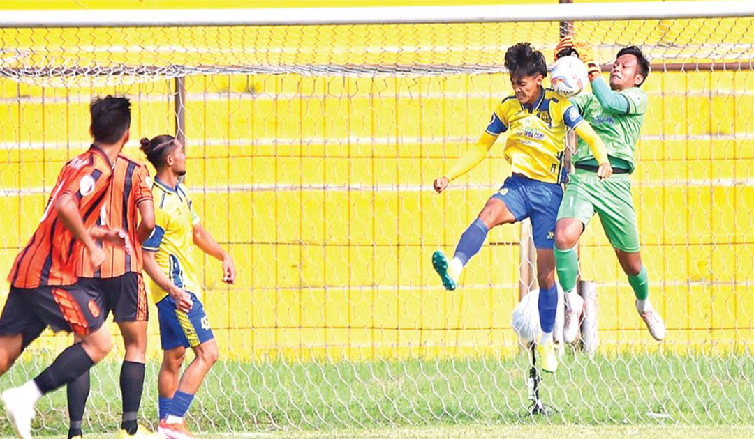 IMBANG: Laga Persibo dengan Persikota di Stadion Mini Cibinong, Bogor Kamis (30/5) berakhir imbang. Sisa dua laga harus dimaksimalkan.