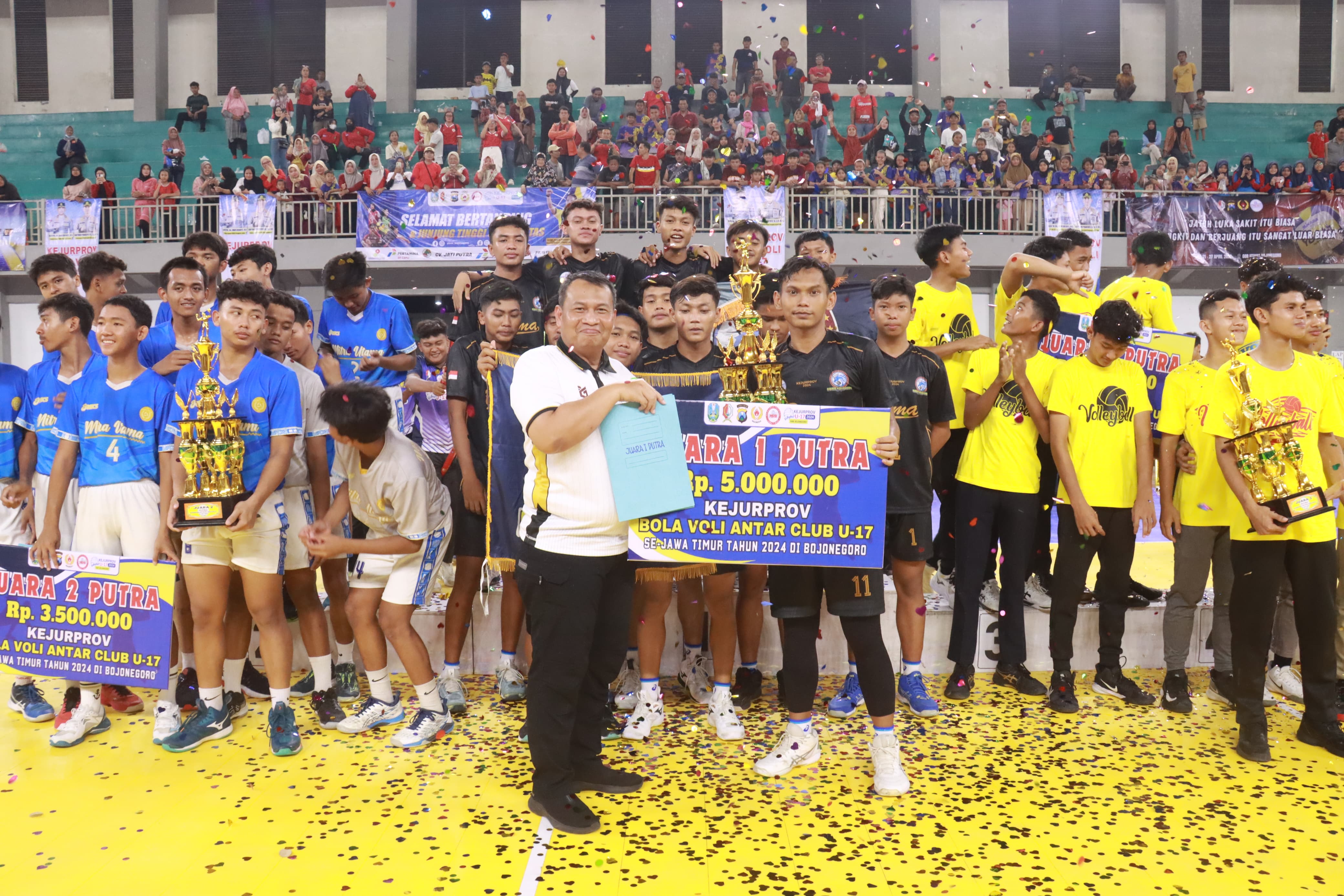 JUARA: Ketua Harian PBVSI Pengprov Jatim, Kombes Pol Dirmanto saat menyerahkan piala di Kejurprov Jatim Bola Voli U-17 di GOR Dabonsia Bojonegoro,&nbsp;Sabtu&nbsp;(1/6).