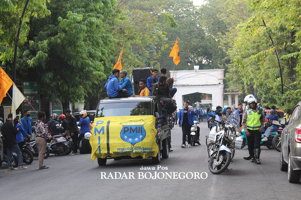 AKSI ELPIJI: Mahasiswa yang tergabung PMII Bojonegoro menggelar aksi turun jalan, mendesak pemerintah segera mengatasi kelangkaan elpiji 3 kilogram. (DHANI WAHYU ALFIANSYAH/RADAR BOJONEGORO)
