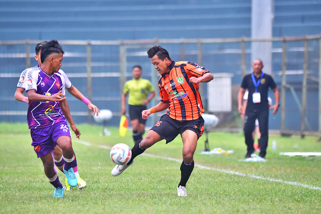 MENUJU FINAL: Khairul Anam berusaha melewati hadangan pemain Tornado FC pada laga di Stadion Mini Cibinong, Bogor Sabtu (1/6) lalu. Hari ini (3/6), Persibo kembali bertanding melawan Persiku untuk mem