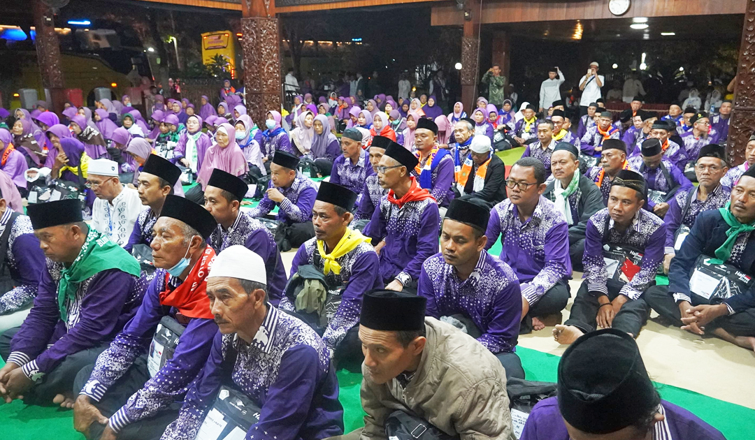 PERGI HAJI: Total 635 CJH Blora telah diberangkatkan dari Pendapa Pemkab Blora menuju ke Asrama Haji Donohudan, Boyolali Senin (3/6).
