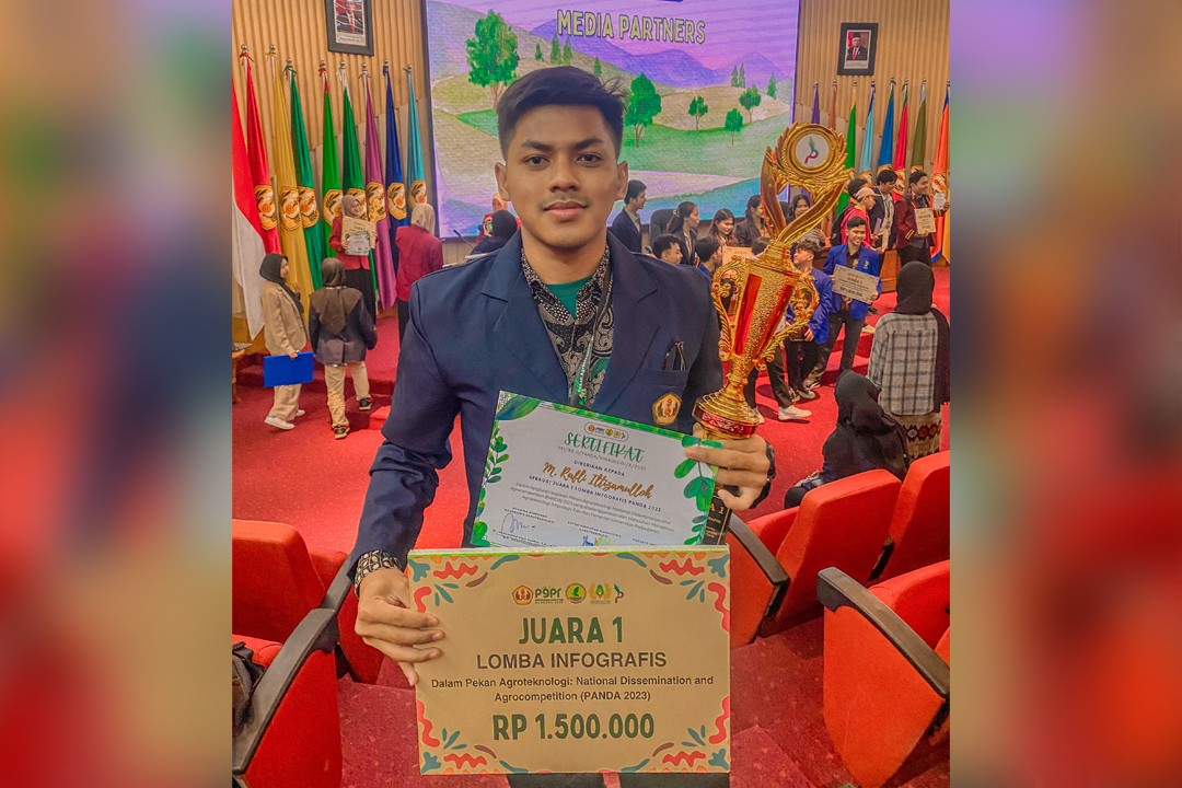 BAWA PIALA: M. Rafli Iltizamulloh membawa piala juara di berbagai kompetisi tingkat nasional.