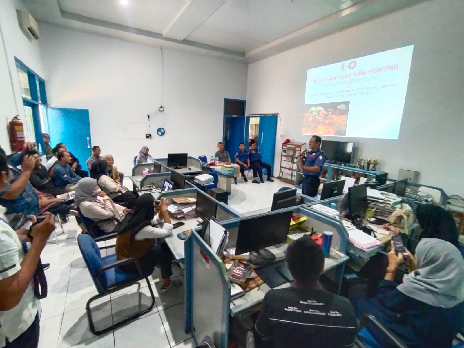 Damkarmat Bojonegoro inspeksi dan beri sosialisasi tentang proteksi kebakaran di instansi swasta.
