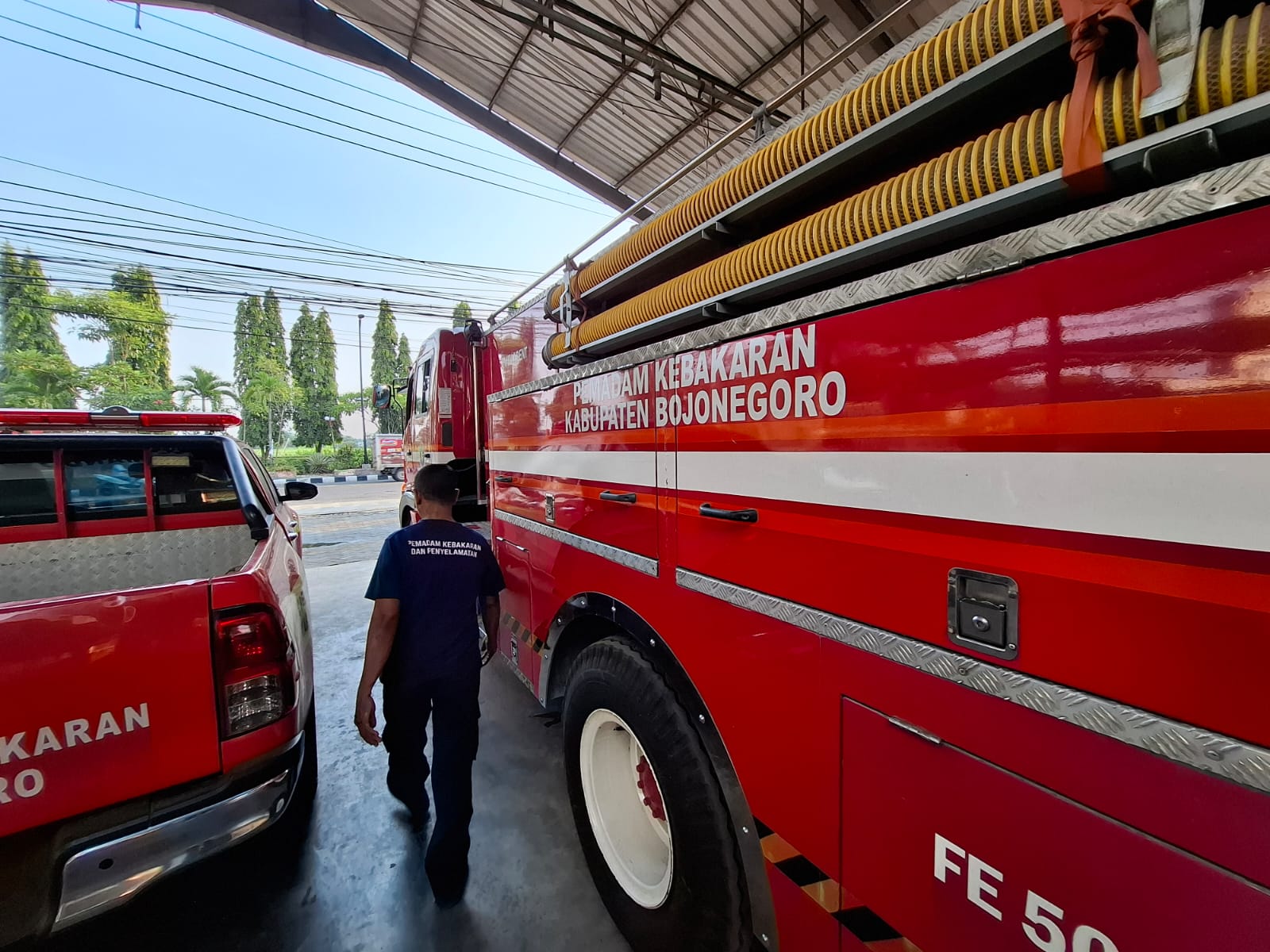 Personil Damkarmat Bojonegoro cepat tanggapi laporan warga.