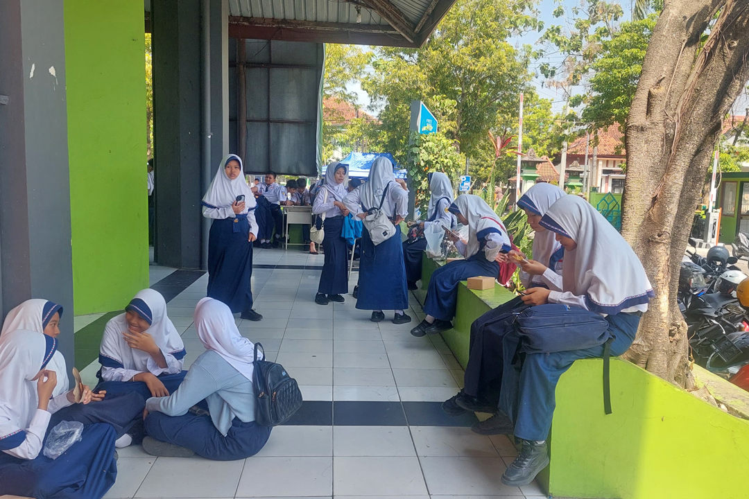 SISWA BERKUMPUL: Siswa/i SMP tampak bercengkerama di teras Gor Mustika Blora, mereka turut merayakan acara wisuda yang diadakan sekolah.