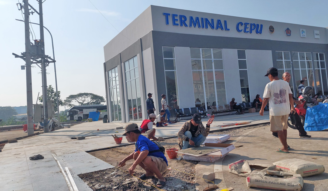 HAMPIR RAMPUNG: Pembangunan Terminal Cepu sudah hampir rampung, pihak terminal juga bakal sosialisasi kepada para pedagang untuk penempatan kios.
