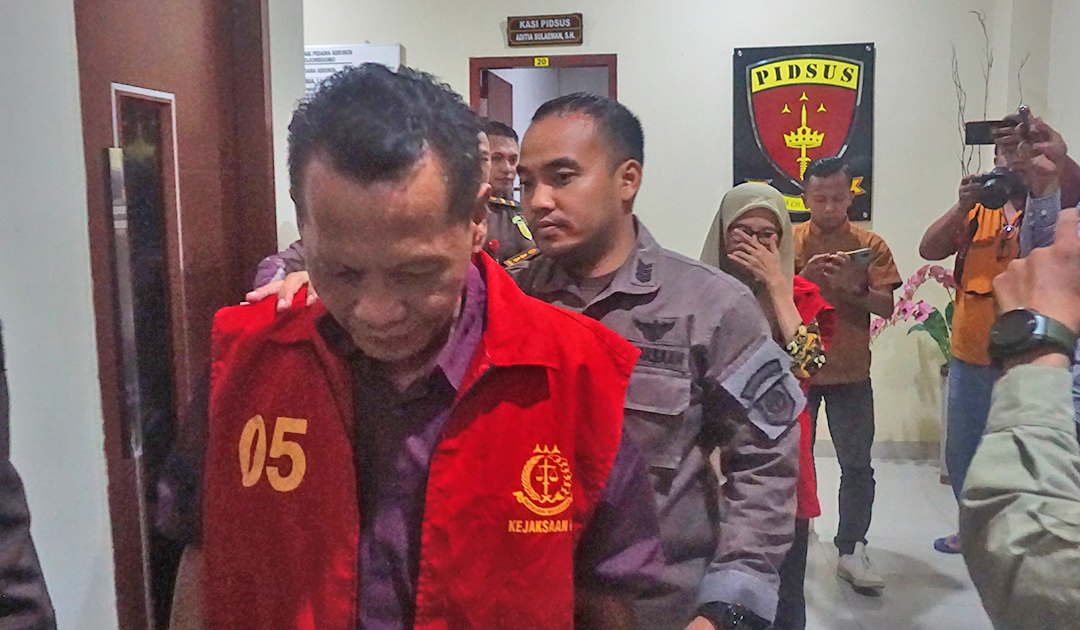 DITAHAN: Dua tersangka dikeler menuju ruang tahanan setelah menjalani pemeriksaan Kamis (6/6) malam.