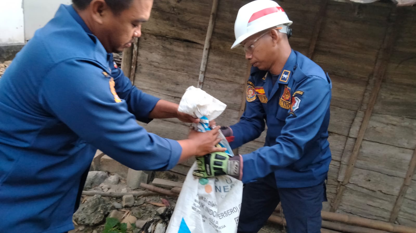 Petugas Damkarmat Bojonegoro lakukan penyelamatan.