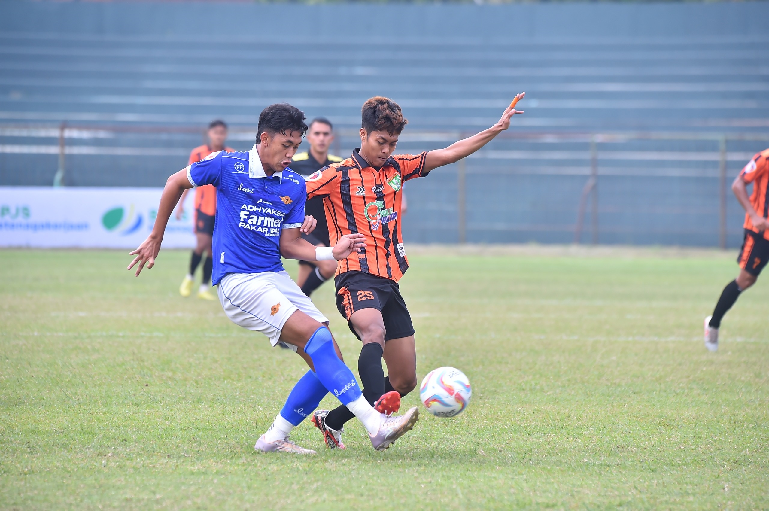 GAGAL JUARA: Ananda Dhea pemain putra daerah Persibo berusaha merebut bola dari pemain Adhyaksa Farmel FC pada partai final Liga 3 di Stadion Mini Cibinong, Bogor kemarin (7/6). The Giant Killer harus