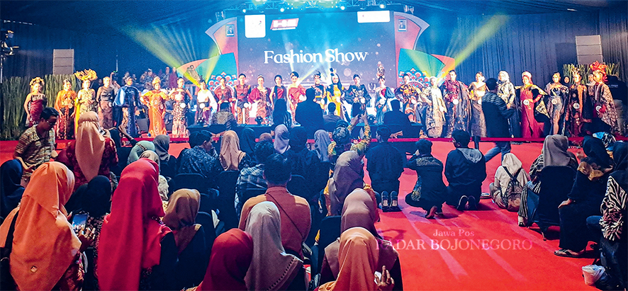 MEMUKAU: Penampilan dan rancangan desain para peserta fashion show batik mampu membuat dewan juri berikan apresiasi tinggi. (AHMAD ALFATIH/RADAR BOJONEGORO)