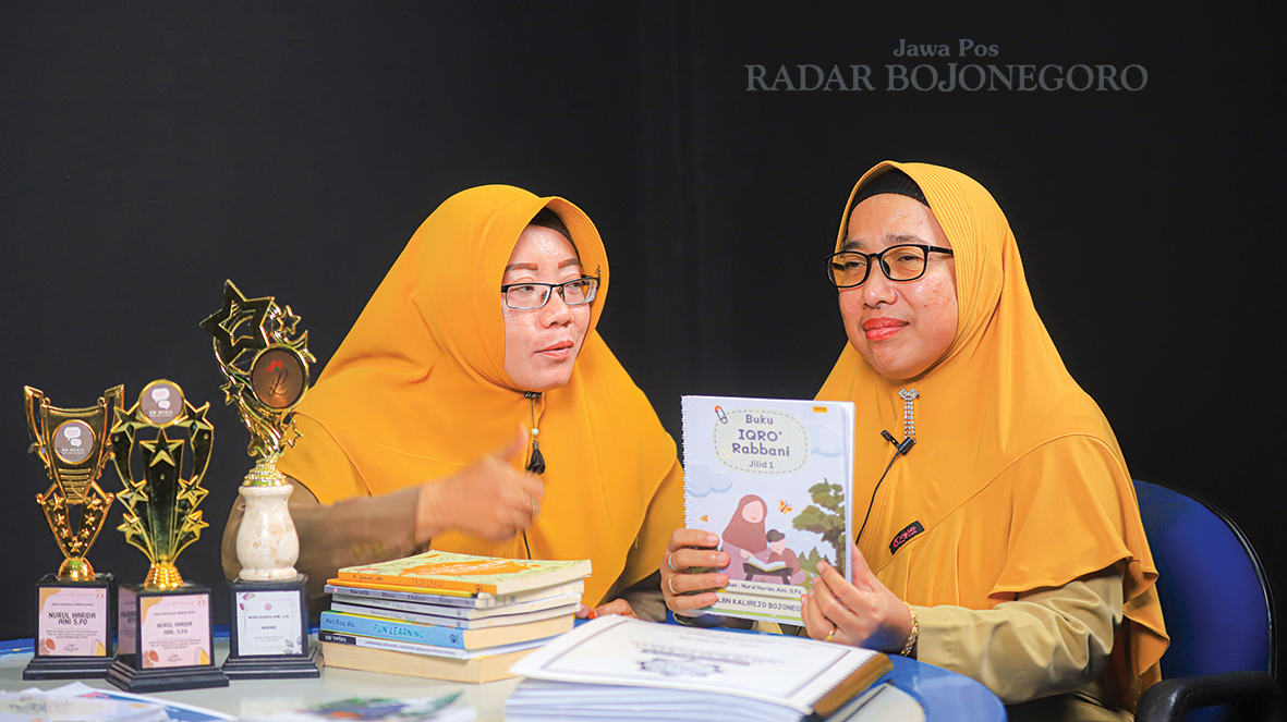 PRODUKTIF: Nurul Harida Aini, tunanetra yang produktif menulis buku. (YUAN EDO/RADAR BOJONEGORO)